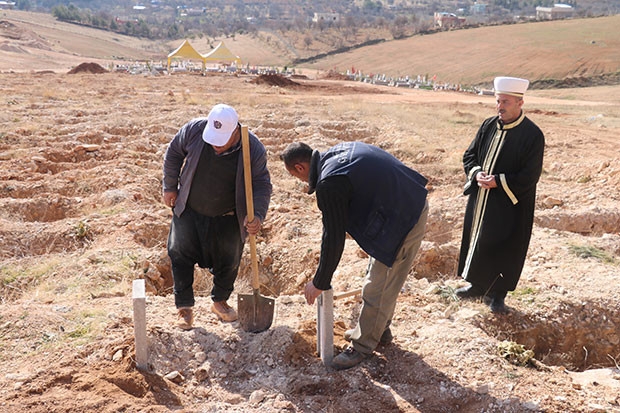 Kimsesizler mezarlığına gömüldü