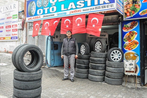 Binlerce türk bayrağı dağıtıldı