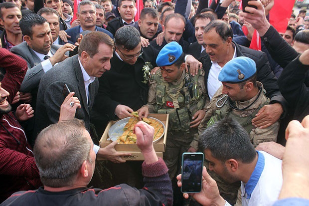 Afrin'e giden komandolara baklava ikramı