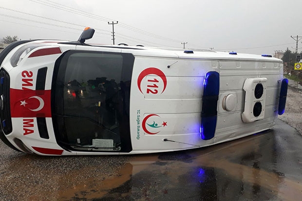 Ambulans vaka dönüşünde devrildi: 2 yaralı