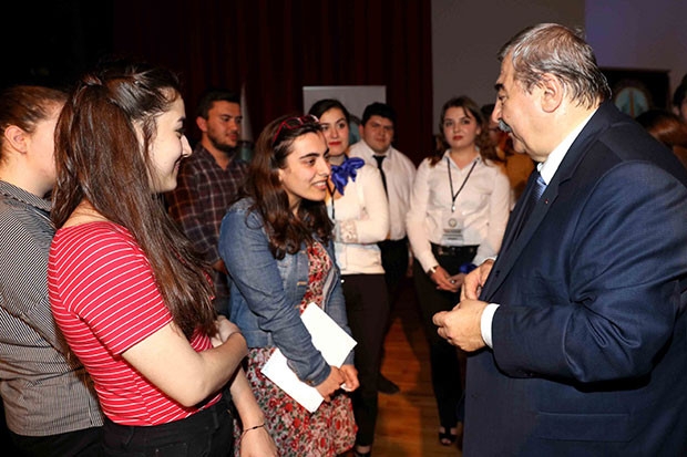 ABDULKADİR KONUKOĞLU'NDAN ÖĞRENCİLERE TAVSİYELER