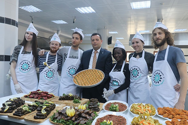 Gaziantep'te yemek yapmayı öğreniyorlar