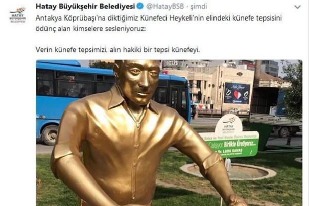 Heykelin elindeki tepsiyi çaldılar!