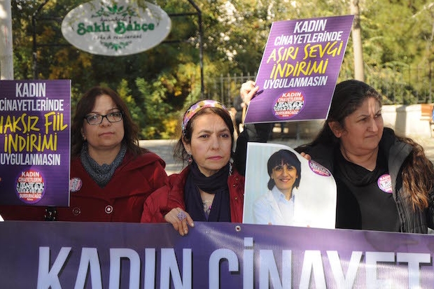 Kadınlardan cinayetlere 'saygınlık indirimi' protestosu