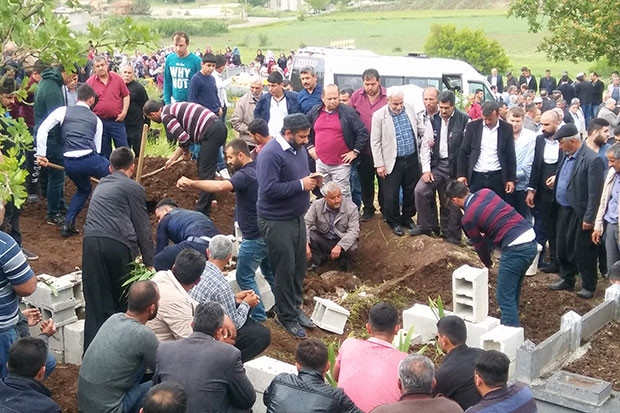 Kuyuda boğulan çocuklar yan yana defnedildi