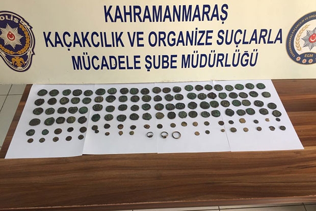 Yolcunun poşetinden tarihi eser çıktı