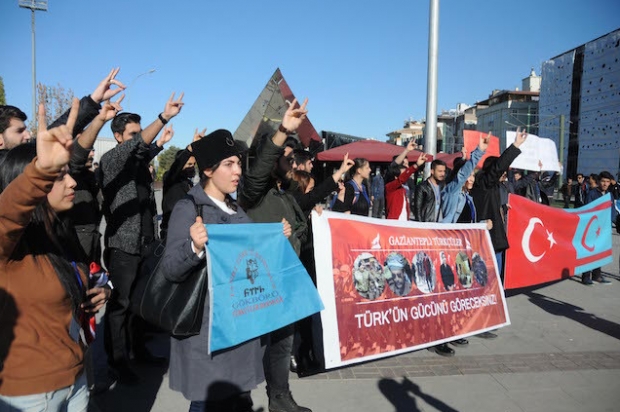 Gaziantep’te üniversiteliler Türkmenlere saldırıyı protesto etti