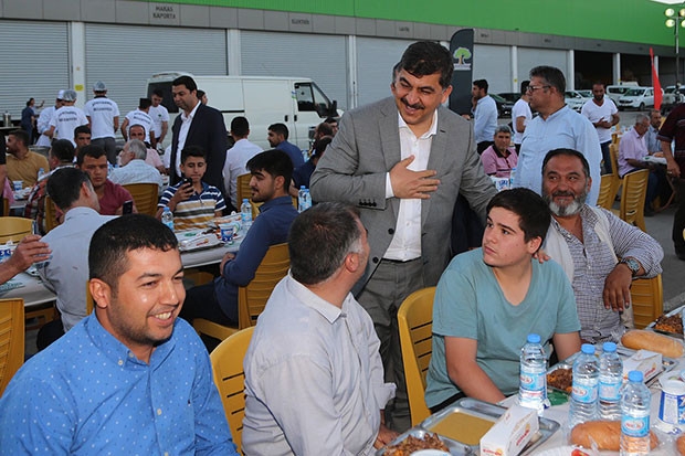 Fadıloğlu personelle birlikte iftar açtı