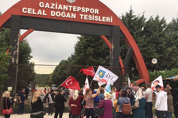 İYİ PARTİLİ KADINLARDAN TÜLBENTLİ PROTESTO