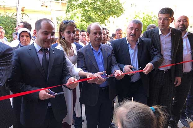 Sermet Atay'dan Miting gibi açılış