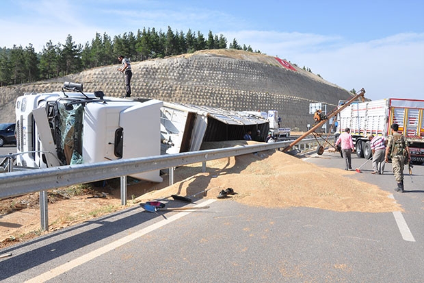 25 ton buğday çevreyoluna saçıldı