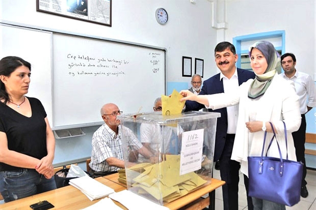 Başkan Fadıloğlu eşi ile birlikte oy kullandı