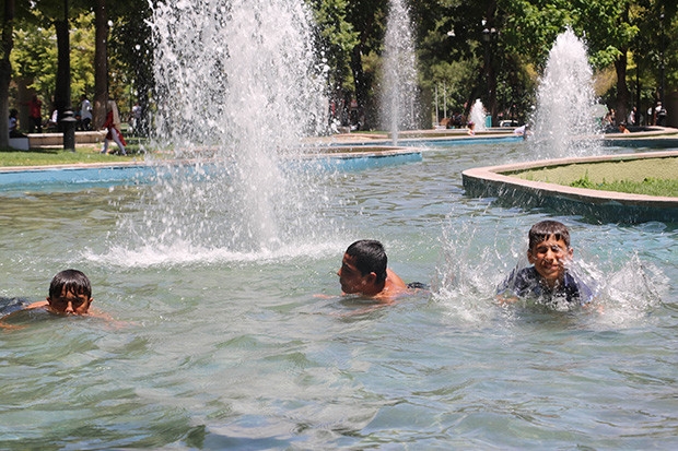 Süs havuzunda serinliyorlar