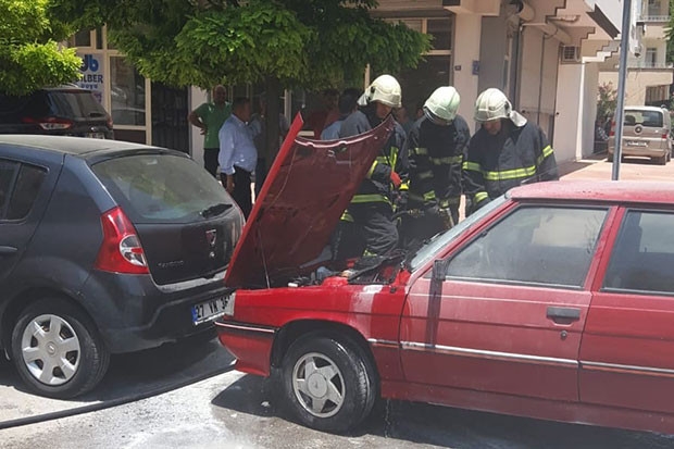 Gaziantep'te park halindeki araç alev aldı