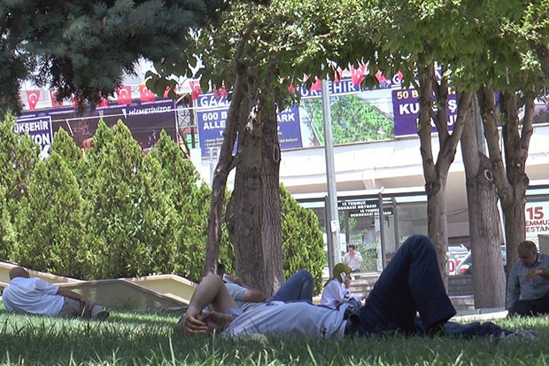 Sıcaklardan bunalan vatandaşlar soluğu parklarda alıyor