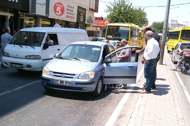 Alkollü sürücü otomobilini yolun ortasında park etti