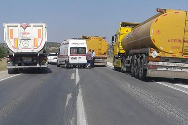 Ambulans yakıt tankerine çarptı