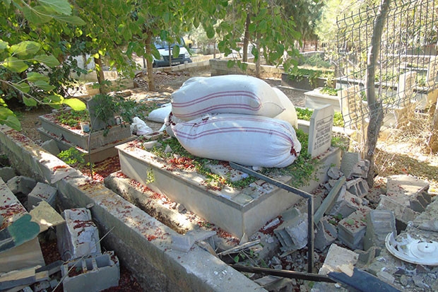 Freni boşalan kamyonet mezarlığa girdi