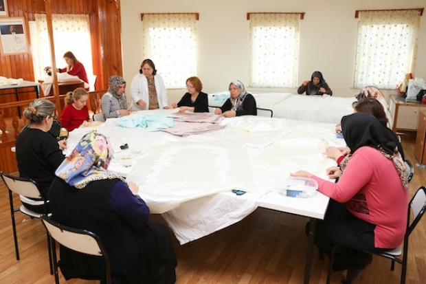 Şehitkamil'de ev hanımları, dikiş-nakış kursunda stres atıyor