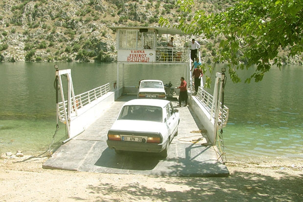 Fırat Nehri’nde feribot taşımacılığına ilgi