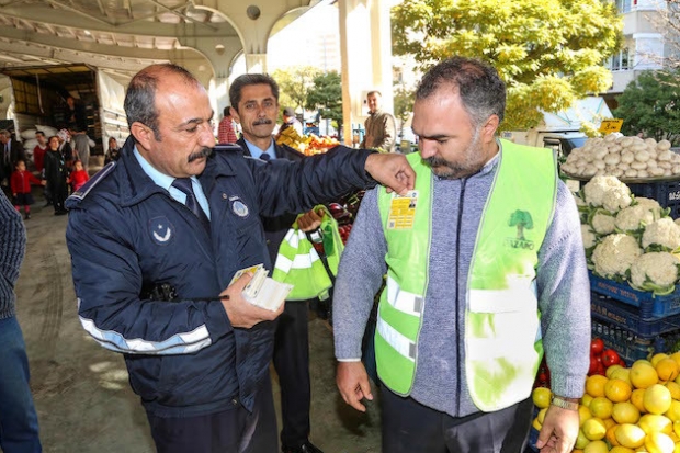 ŞEHİTKAMİL’den pazarcı esnafına yelek ve kimlik kartı