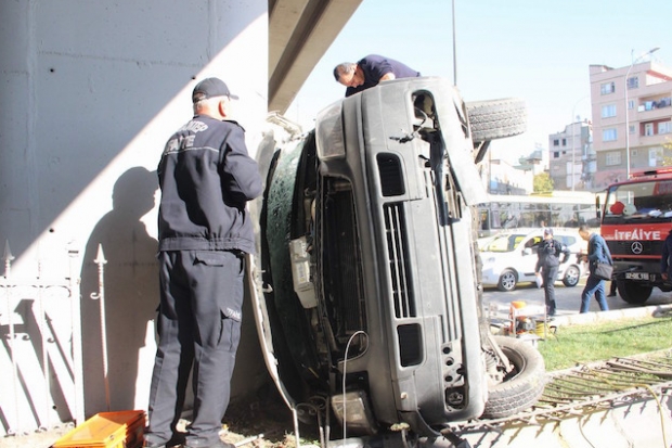 Araçta sıkışan sürücü kurtarıldı