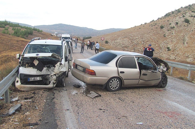 İki araç kafa kafaya çarpıştı: 4 yaralı