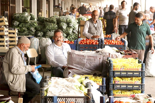 SEBZE HALİ FİYATLARI MANAVA YANSIMADI