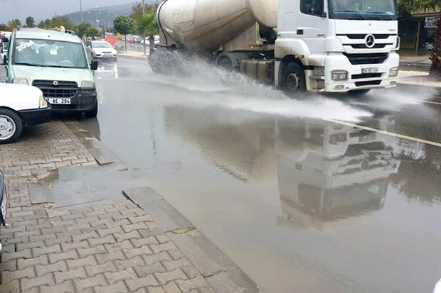 Aşırı yağış vatandaşlara zor anlar yaşattı
