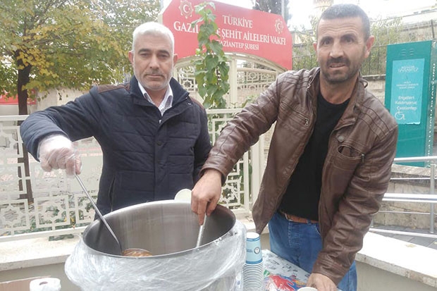 ŞEHİT VE GAZİ AİLELERİ VAKFINDAN VATANDAŞLARA HOŞAF İKRAMI