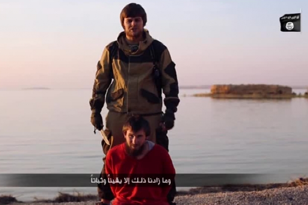 IŞİD Rus casusu olduğu gerekçesiyle bir Çeçen’in kafasını kesti…