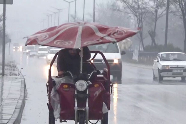 Trafikte dev şemsiye