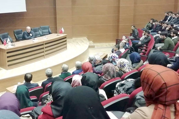 İlahiyat Fakültesi öğrencilerine konferans