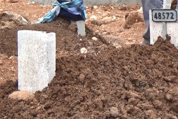 Annesinin boğarak klozete attığı bebek defnedildi