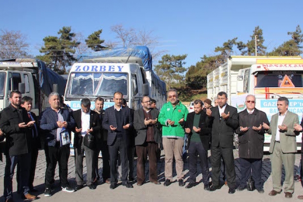 Türkmenler'e 4 kamyon gıda yardımı