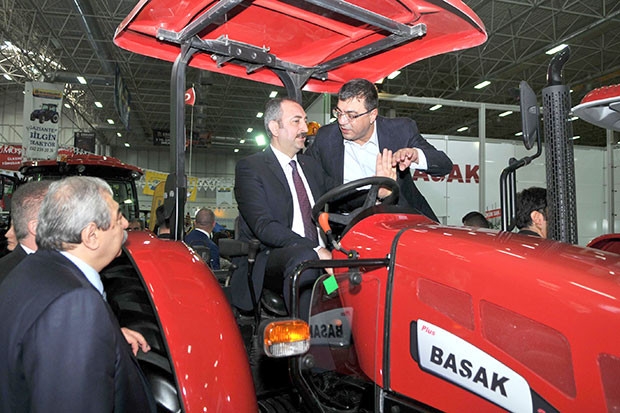 Bakan Gül başak traktör standını gezdi