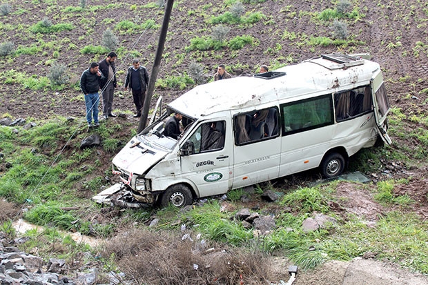 Kayganlaşan yolda minibüs devrildi: 1 ölü, 15 yaralı