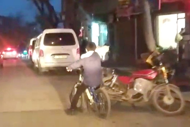 Bisikletli çocuk şaşkınlık yarattı