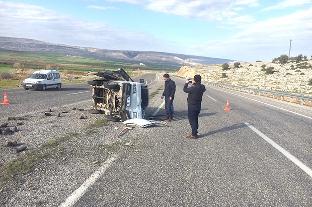 Yoldan çıkan otomobil takla attı