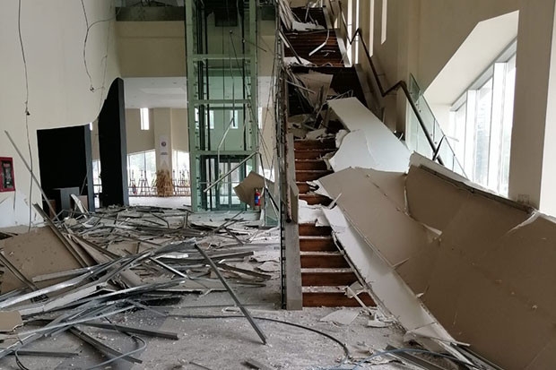 Kültür merkezinde asma tavan çöktü