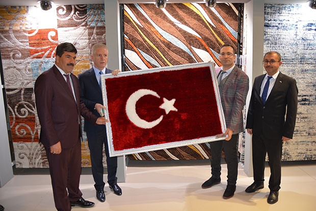 Vali Gül'e Türk Bayraklı halı