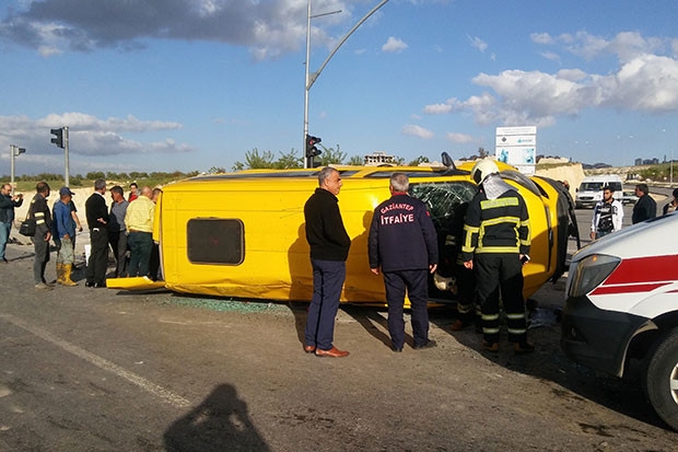 İşçi servisi ile otomobil çarpıştı:14 yaralı