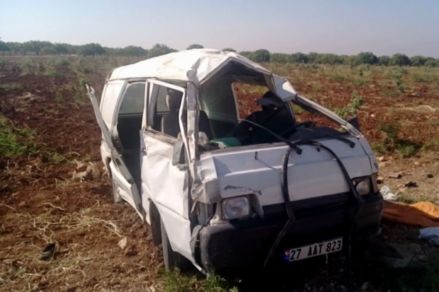 Tarım işçisi göçmenleri taşıyan minibüs devrildi: 2 ölü, 20 yaralı