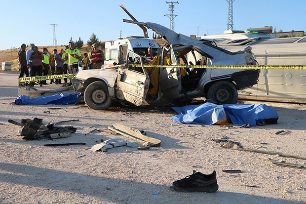 Gaziantep’te otomobil ile minibüs çarpıştı: 3 ölü, 12 yaralı