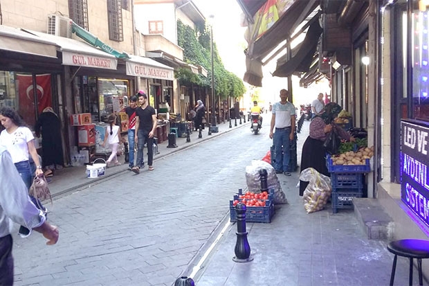 Kültür Yolunda kaldırım işgali