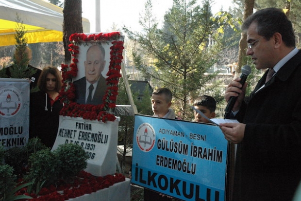 Merhum Mehmet Erdemoğlu mezarı başında Kuran’ı Kerim okunarak anıldı