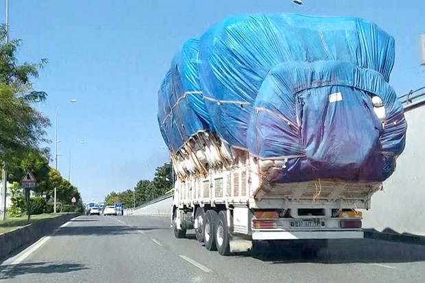 Aşırı yüklü kamyon trafiği tehlikeye soktu