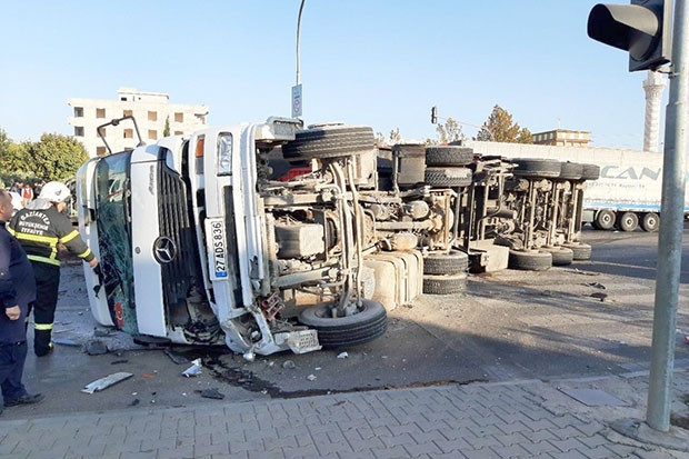 Kamyon devrildi, kasasındaki çeltik yola saçıldı