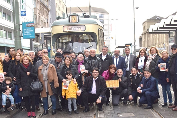 Tramvayda çiğ köfte ve baklava partisi