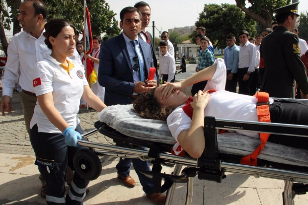 Türk Bayrağını taşıyan öğrenci kız bayıldı